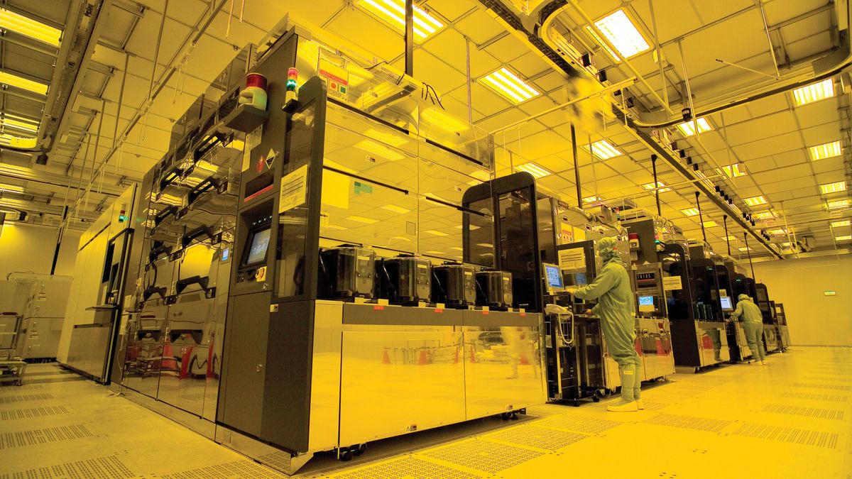 Semiconductor fab cleanroom with lithography tools